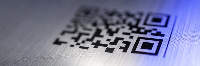 QR-Code lasergraviert auf Aluminium — kratzfest, präzise und langlebig für Industrie- und Maschinenkennzeichnung